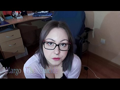 ❤️ 性感的眼镜女孩在镜头前深深地吸吮假阳具 ️ Hard porn