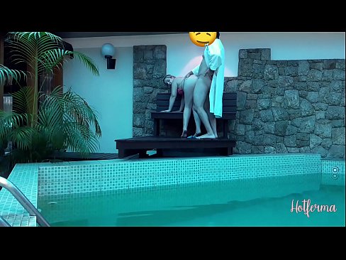 ❤️ 老板邀请女佣去泳池，却忍不住要来个热辣的 ️ Hard porn