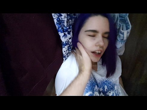 ❤️ 在衣柜里发现我的妹妹并帮助她射精 ️ Hard porn
