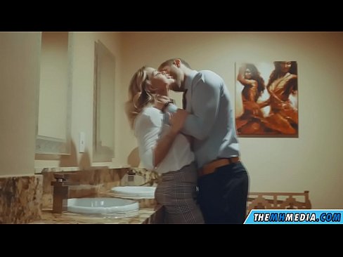 ❤️ 当一个胸大无脑的金发女郎在公共厕所里勾引你时 ️ Hard porn